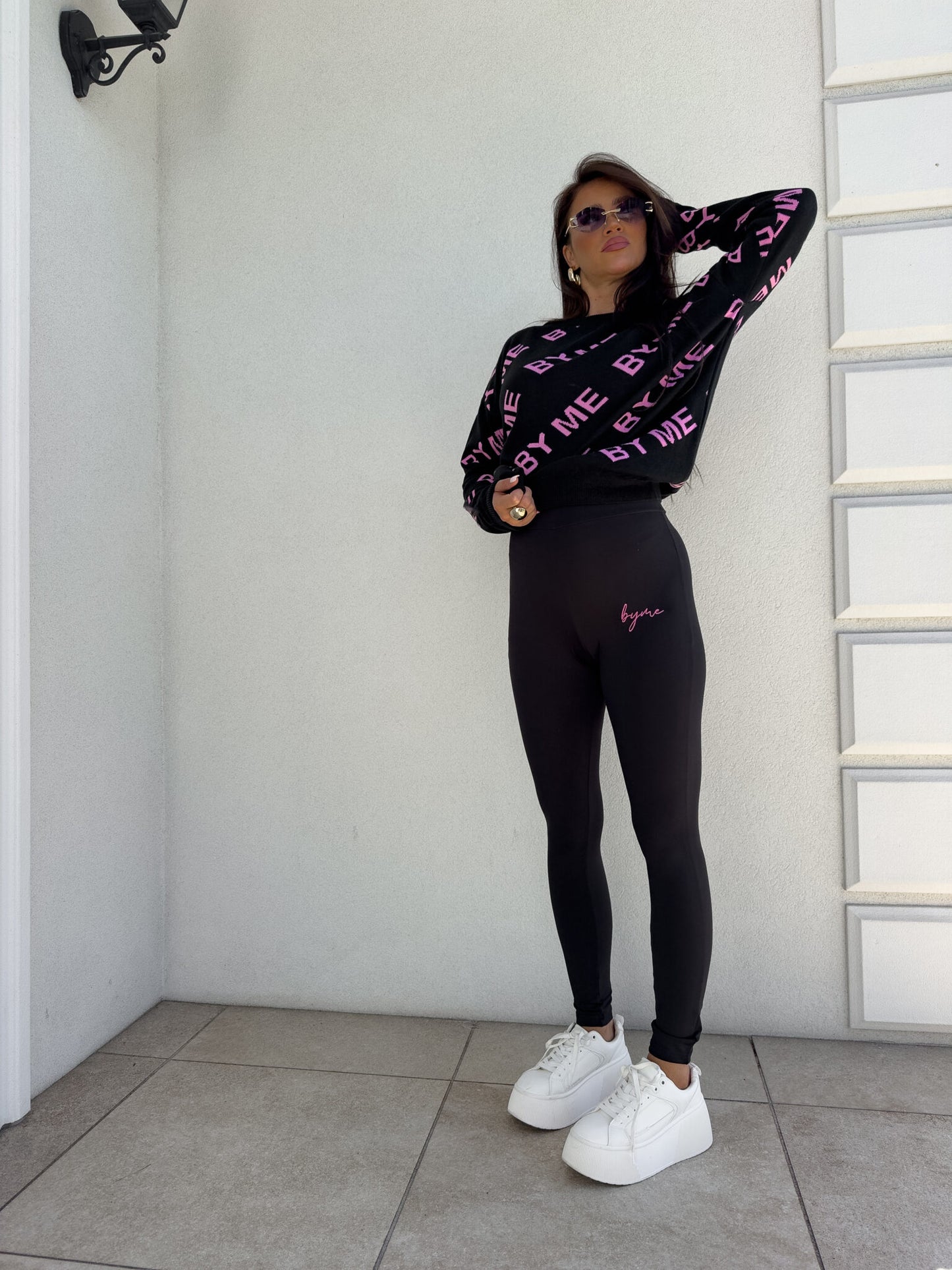 Pullover LETTERS – schwarz-rosa