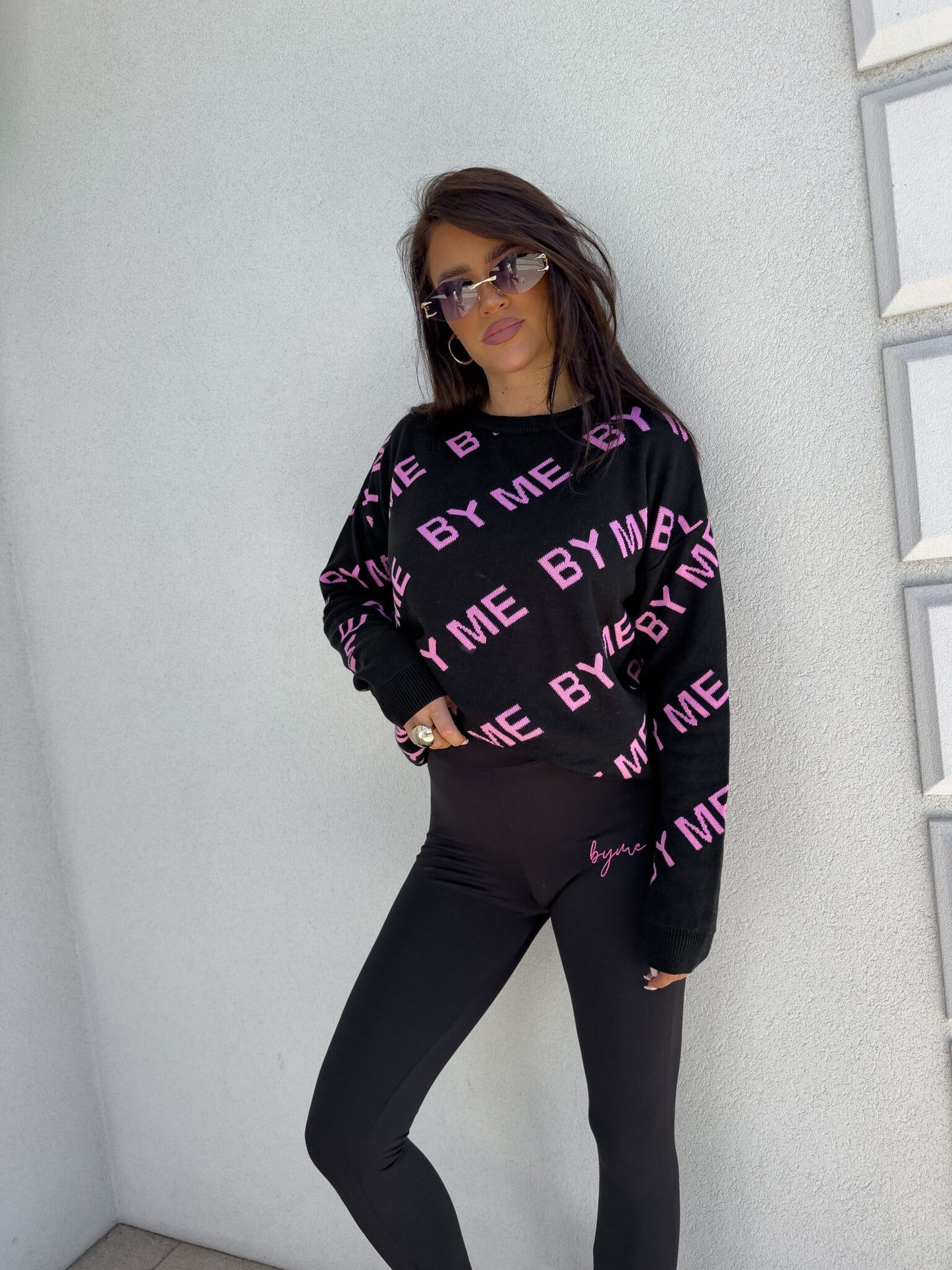 Pullover LETTERS – schwarz-rosa
