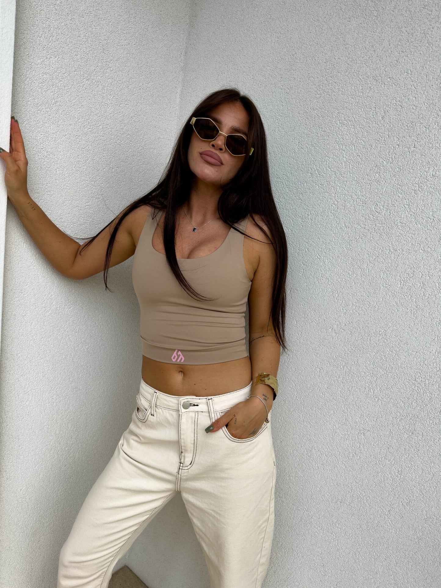 Top GYM - dunkelbeige mit rosa Logo