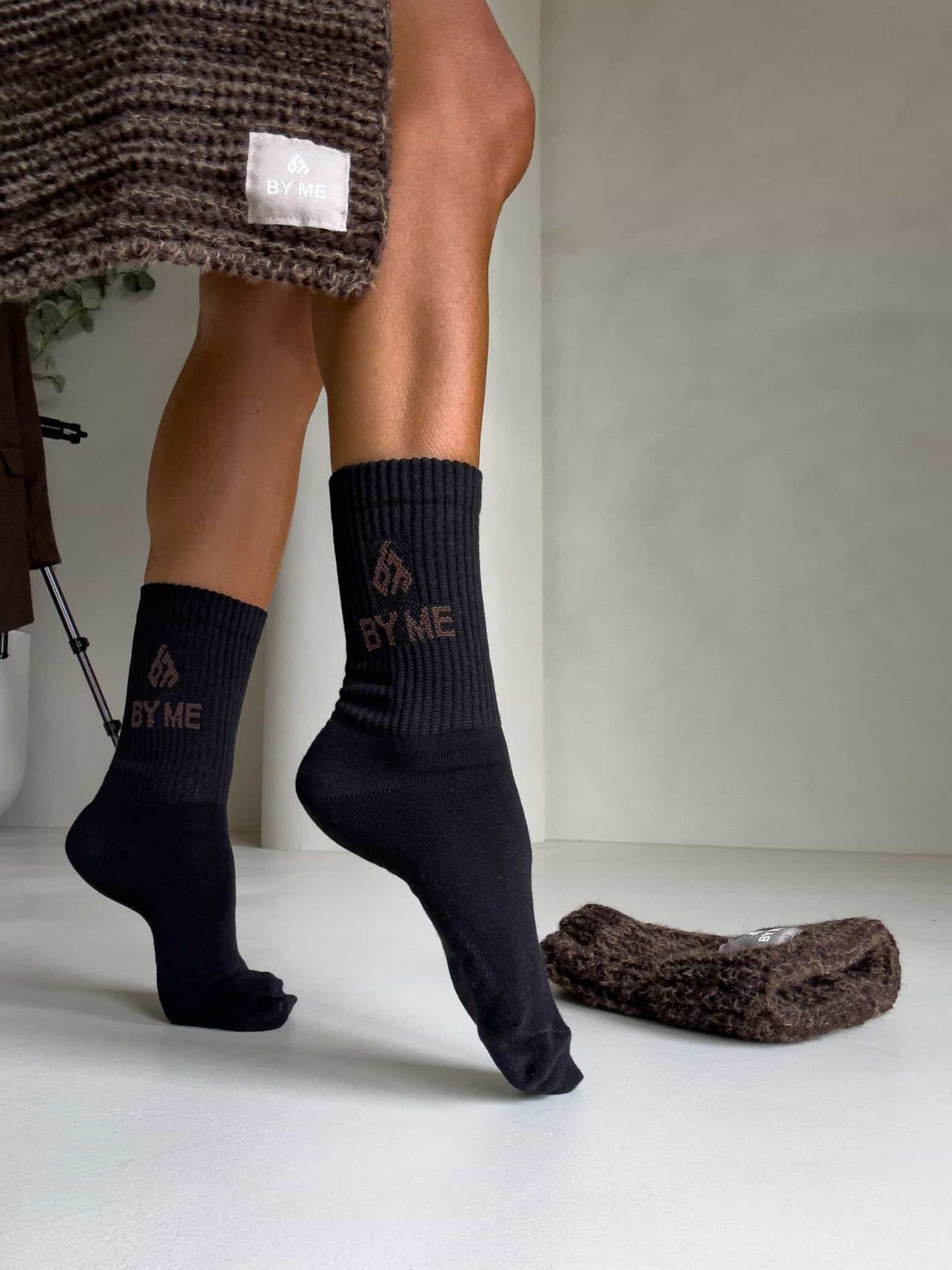 Socken By Me – schwarz mit braun logo