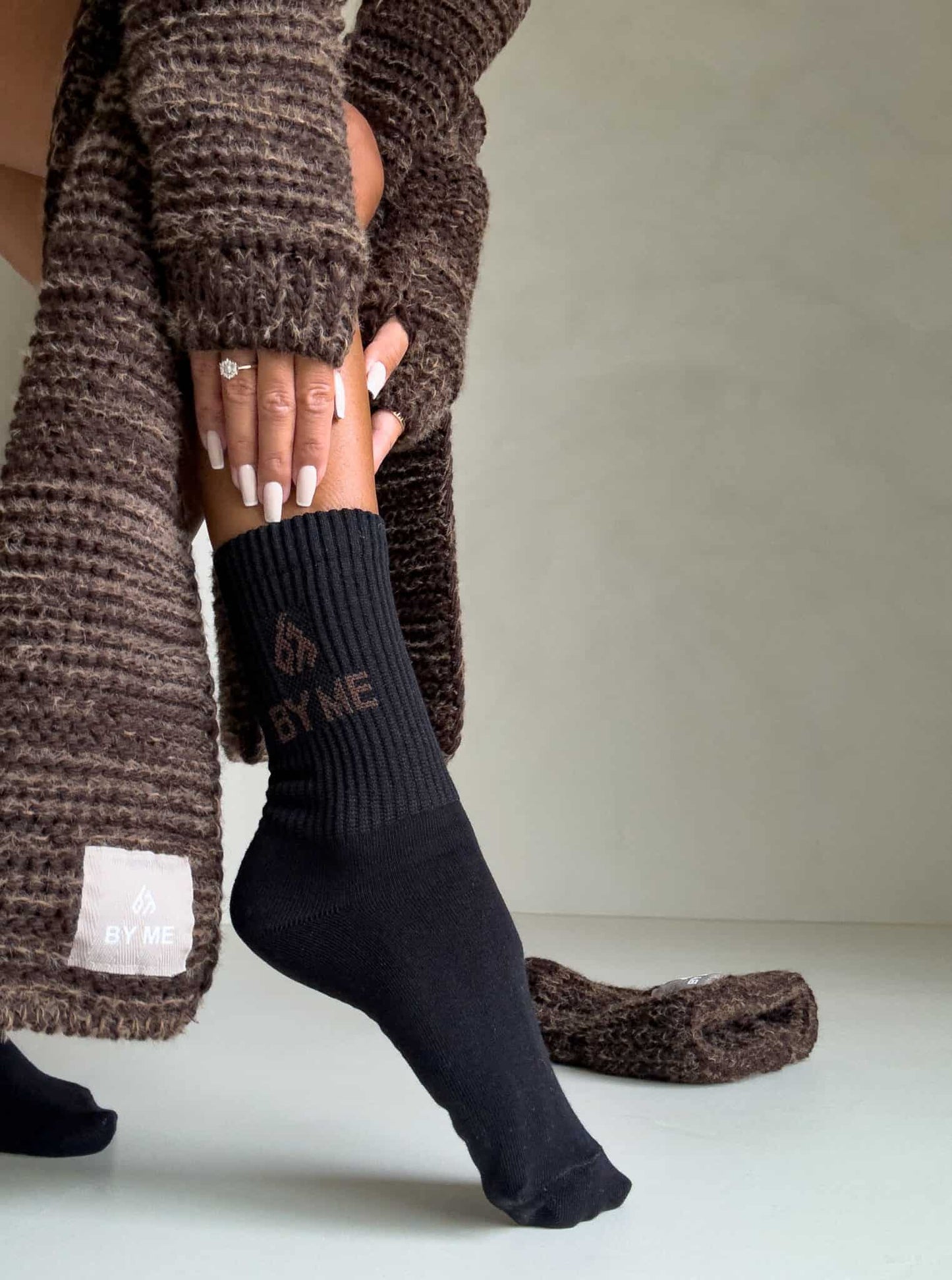 Socken By Me – schwarz mit braun logo