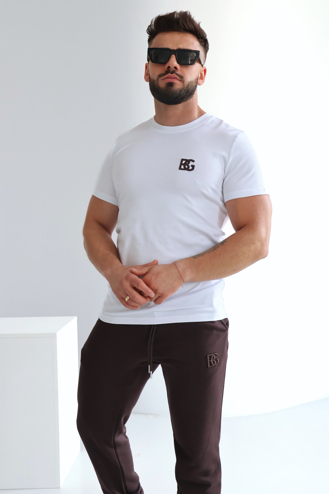 T-SHIRT BG BOND | WEIẞ-DUNKELBRAUN