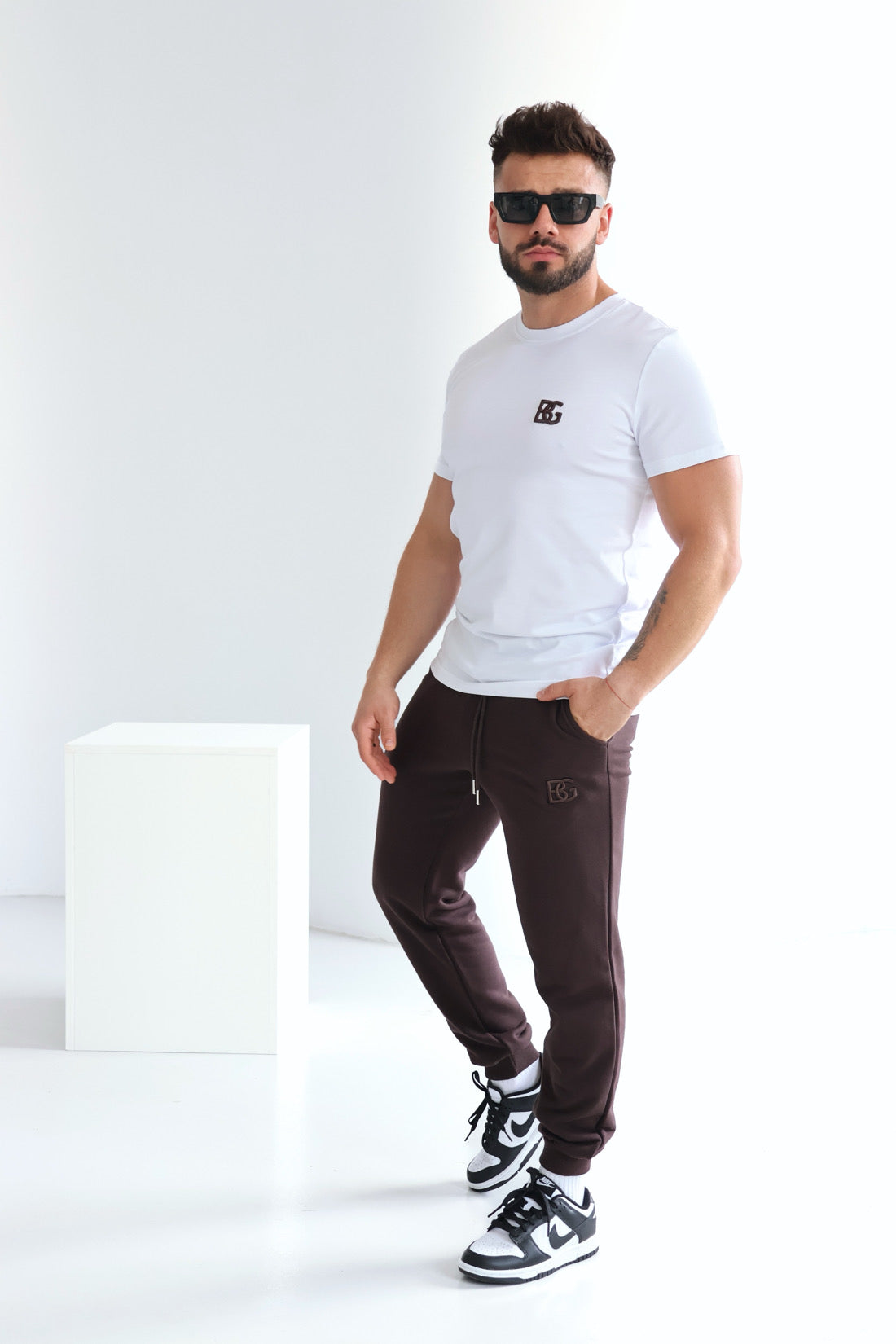 T-SHIRT BG BOND | WEIẞ-DUNKELBRAUN