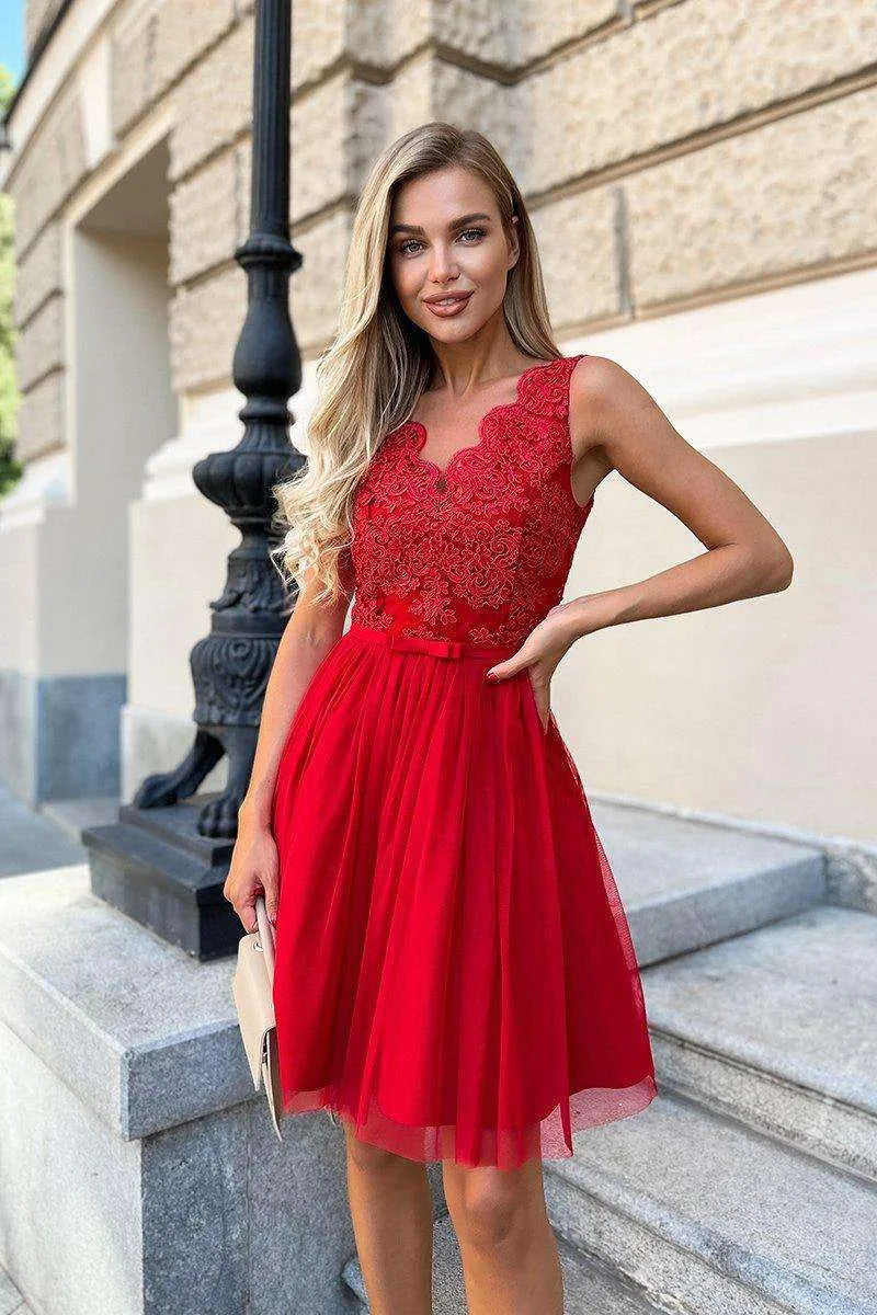 Kurzes Rotes Kleid mit Spitze am Oberteil