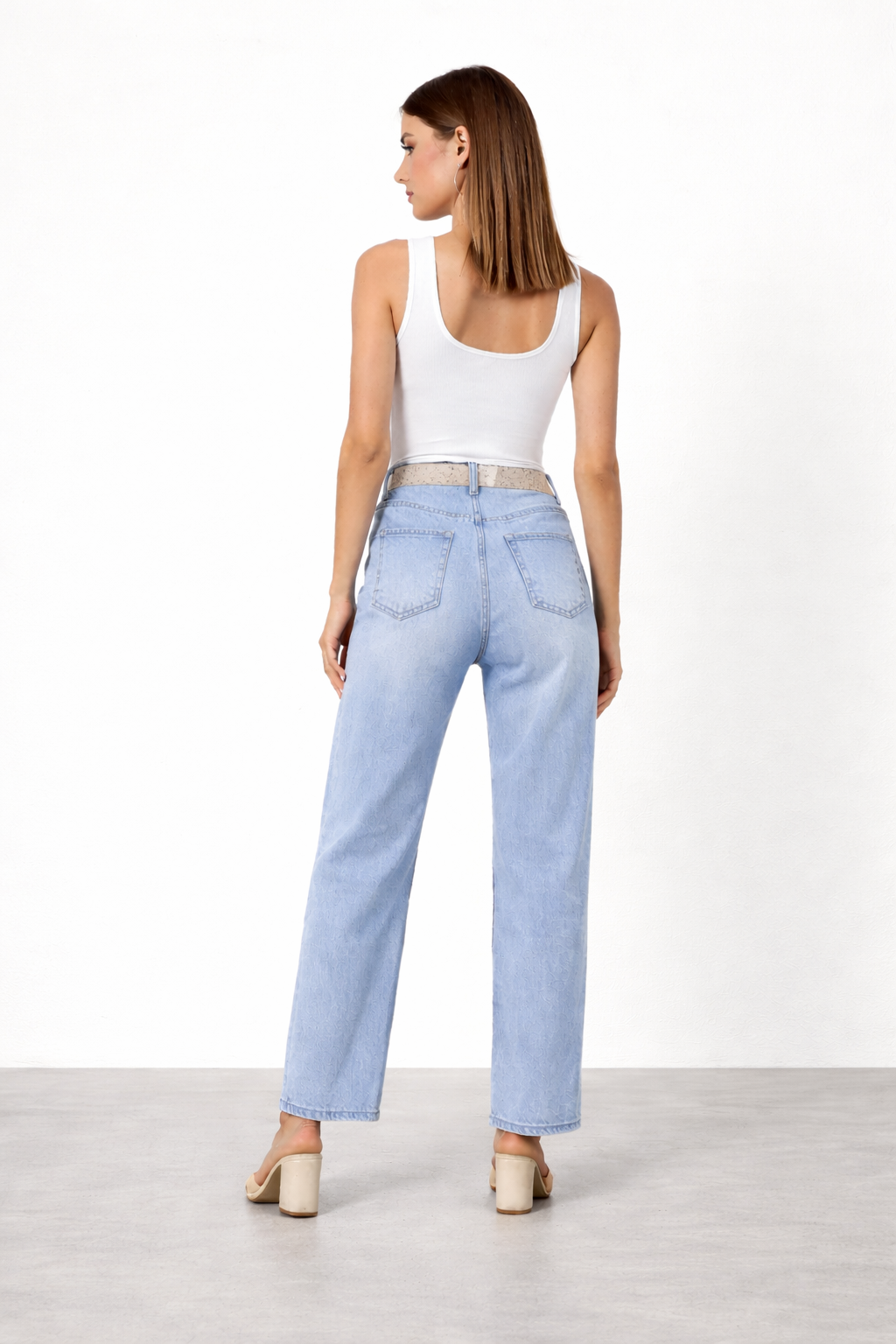 High Waist Jeans weite Beine mit Abschürfungen