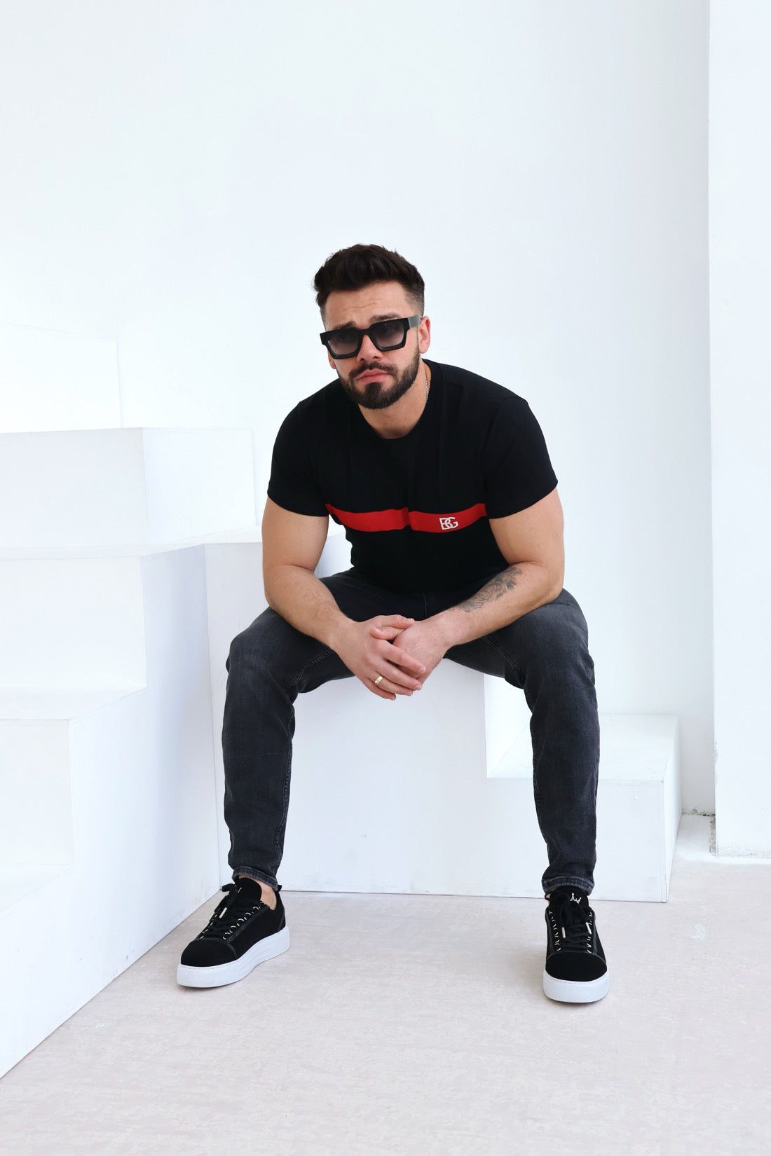 T-SHIRT HERREN BG RED | SCHWARZ