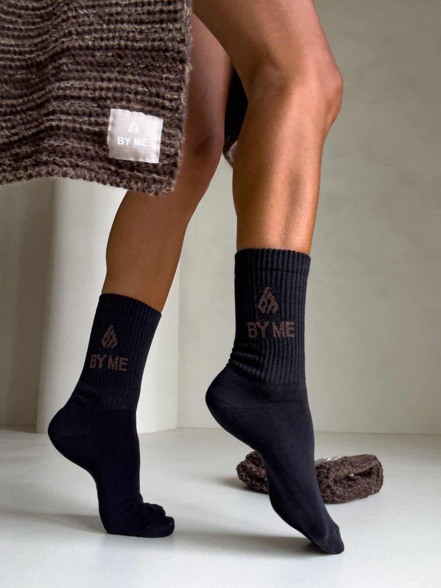 Socken By Me – schwarz mit braun  logo